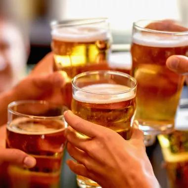 Group of people cheersing beer